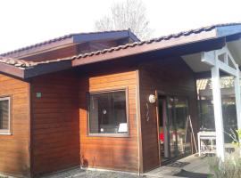 Chalet 6 ou 7 personnes dans Camping Le Bimbo au bord du lac，位于比斯卡罗斯的酒店