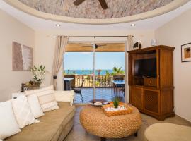 Bella Sirena Condo 201-E - Elegant Condo with Sunrise Sea Views，位于佩尼亚斯科港的酒店