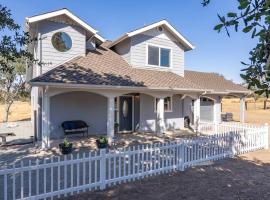 Whispering Oaks Cottage Hot Tub Game Room Pets OK，位于佩索罗伯斯的酒店