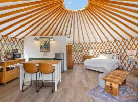 Wine Country Yurt Paso Robles，位于坦普尔顿的酒店