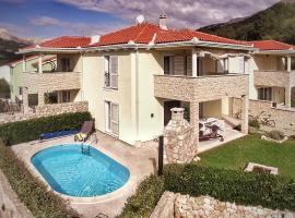 Ferienhaus mit Meerblick & Pool in Baška - Villa-Planina，位于巴斯卡的酒店