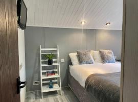 Cosy 3 Bed Lodge in South Cerney，位于南塞尔尼的露营地