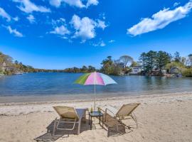 Private Pond with Beach! Family Cottage in Wareham，位于瓦尔汉的酒店