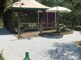 Bungalowe experience glamping glamour only adults per friendly con piscina，位于卡麦奥雷的豪华帐篷