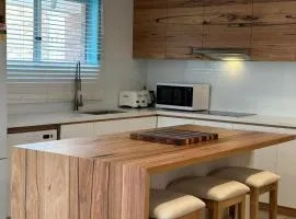 Tasmans Hideaway - Stunning villa close to Beach