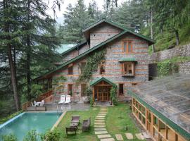 Kudrat - A Boutique Homestay- Tirthan Valley，位于本贾尔的带停车场的酒店