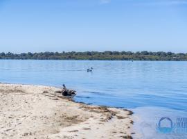 Relax At Dawesville Estuary，位于曼哲拉的酒店