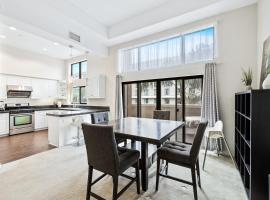 Ultimate LA Vacation 2BR w Pool Above Shops，位于蒙特利公园市的酒店