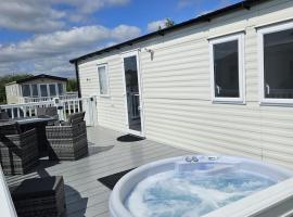 Luxury Caravan 3 Bedroom 8 Berth With Hot-tub 2 Nights Minimum Booking Please，位于林肯的酒店