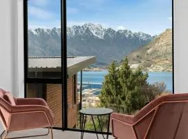 Contemporary & Plush - 3 Bedroom House Near Marina