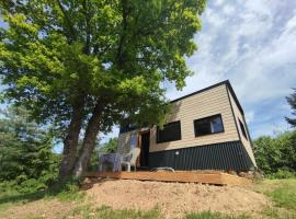 Tiny House de la Côte Roannaise，位于Ambierle的露营地