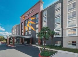 La Quinta Inn & Suites by Wyndham San Antonio Downtown，位于圣安东尼奥Commanders House Park附近的酒店