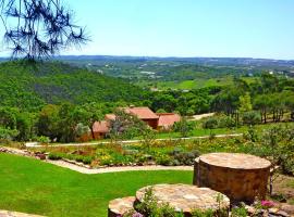 Casa dos Sonhos, private terrace, quiet location, walking to village, ecological pool, pets considered, nature friendly，位于Barão de São João的度假短租房