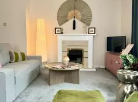 Central (yet tranquil) modern apartment with free Parking. Located in York's historical building