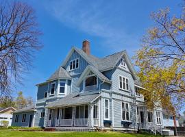 Andy's Blue House，位于夏洛特顿的酒店