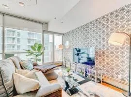 Luxury 2BR Condo - King Bed - Stunning City Views