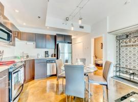 Luxury 2BR Condo - King Bed - Stunning City Views，位于卡尔加里的度假屋