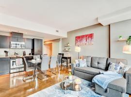 Modern 2BR Condo - King Bed - Downtown City Views，位于卡尔加里的乡村别墅