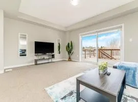 Serene 3BR Home - Sun Deck - Near Victoria Park