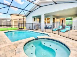 Stunning Rare Lake Front 7BR Holiday Home - Sleeps 14 - Pool, Hot Tub, & Games!，位于奥兰多的酒店