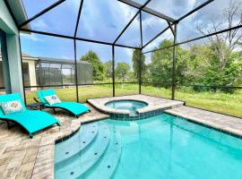 Stunning Rare Lake Front 7BR Holiday Home - Sleeps 14 - Pool, Hot Tub, & Games!，位于奥兰多的酒店