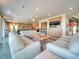 Upstay - 10-Acre Lakeview Mansion with Pvt Boat Ramp，位于Buchanan Dam的酒店
