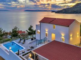 Villa Legero mit Pool 300 Meter zum Strand，位于Drašnice的带泳池的酒店