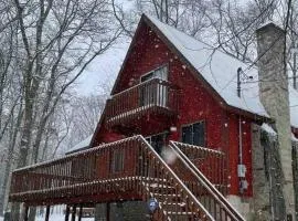 Gated Poconos cabin with Community Amenities