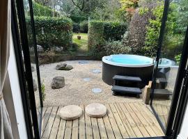 The Wabi Sabi Sanctuary Official Japanese Style Home With Hot Tub Between Farnham And Hindhead，位于法纳姆的酒店