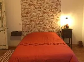 La chambre aux briques oranges