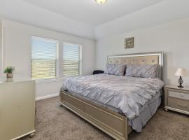 Spacious & Comfy KING Bed with Garage in Lake Charles，位于查尔斯湖的酒店