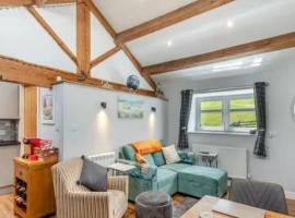 Cosy Shay Bank Cottage w/ Kingbed - Near Skipton.，位于Cowling的酒店