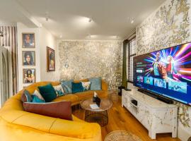 City Retreat, Spacious 4 Bed House, Games Room, Parking, Hot Tub & BBQ，位于卡迪夫的酒店