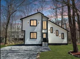 Luxury Newly Renovated Chalet - Escape in the Poconos，位于托比汉纳的自助式住宿