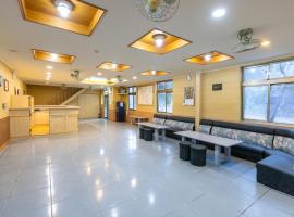 拉拉山绿野山庄 巴陵铁塔旁，位于Hualing的酒店
