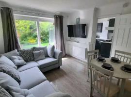 Lovely 2-bed Apartment in Knowle，位于索利赫尔的酒店