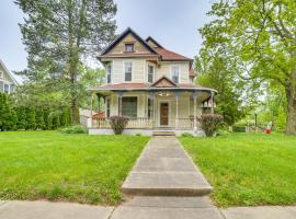 Charming Champaign Victorian with Deck!，位于尚佩恩的乡村别墅