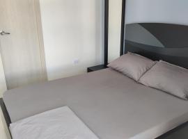 Dormitorio con baño privado，位于希龙的酒店