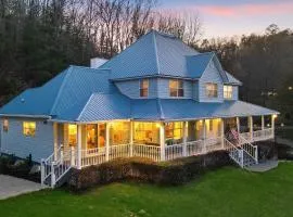 Spacious Murphy Home with Game Room and Fire Pit!