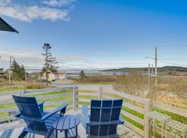 Peaceful Lubec Home with Views Walk to Beach!，位于Lubec的酒店