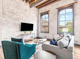 Large Riverfront Loft - Walk to Arch & America's Center，位于圣路易斯的酒店