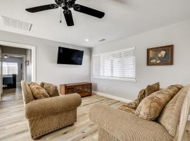 Quaint Hughson Vacation Rental, Walk to Downtown!，位于Hughson的酒店