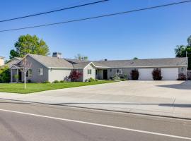 Pet-Friendly Hughson Getaway, 9 Mi to Modesto!，位于Hughson的酒店