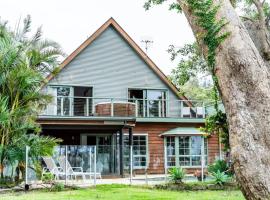 Blissful Lakefront Pool & Oasis，位于Lake Munmorah的酒店
