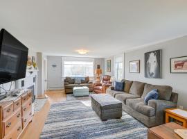 Cherryfield Home with Decks On Historic Horse Farm，位于Milbridge的酒店