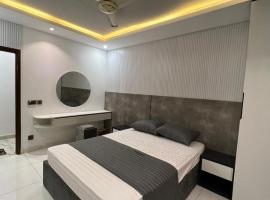 Travellers Heaven 2BR APT Gulshan Iqbal 13-E，位于卡拉奇的酒店