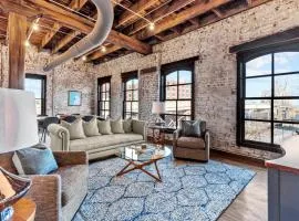 2BR Riverfront Loft-Gated Parking-P206