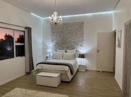 Breathtaking Midlands stay at THE PROTEA CHALET 5kms from N3，位于希尔顿的木屋