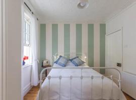 Islay House - Stripey Room，位于伍登德的住宿加早餐旅馆