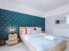 "Eastville Court Rhyl" by Greenstay Serviced Accommodation - Cosy 2 Bedroom Bungalow with Parking, Netflix & Wi-Fi, Close To Beaches, Shops & Restaurants - Ideal for Families, Business Travellers & Contractors，位于拉尔的酒店